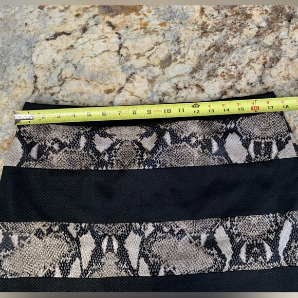 Alberto Makali Python print short skirt zip up SZ 14 like new business attitre - Picture 5 of 7